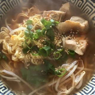 蒸し鶏、もやしとネギの味噌ラーメン